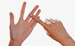 手指的间隙大的人不止漏财而已，这些特征你未