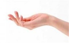 手掌色泽红润白皙的女人容易嫁得好，是个幸运