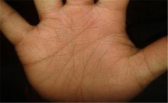 双手川字掌的女人早年运势不佳，往后却有好发