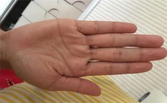 智慧线中间分叉向下及其相关手相解析，了解一