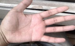 仔细看看你的手相手腕线是否有这样的特征