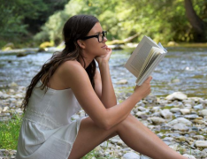 女人嘴唇上痣相圖解，位置不同意義不同  
